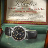 JAEGER-LECOULTRE. A RARE AND ATTRACTIVE STAINLESS STEEL TRIPLE CALENDAR WRISTWATCH WITH MOON PHASES AND BLACK DIAL - Foto 3