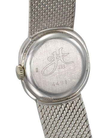 GERALD GENTA. A POSSIBLY UNIQUE 18K WHITE GOLD WRISTWATCH WITH CORAL DIAL AND BRACELET, MADE FOR HIS MAJESTY KING HASSAN II OF MOROCCO - Foto 3