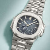 PATEK PHILIPPE. A VERY RARE STAINLESS STEEL AUTOMATIC WRISTWATCH WITH POWER RESERVE, MOON PHASES, DATE AND BRACELET - Foto 2