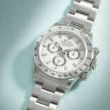 ROLEX. A VERY RARE STAINLESS STEEL AUTOMATIC CHRONOGRAPH WRISTWATCH WITH BRACELET, MADE FOR THE SULTANATE OF OMAN - Foto 2