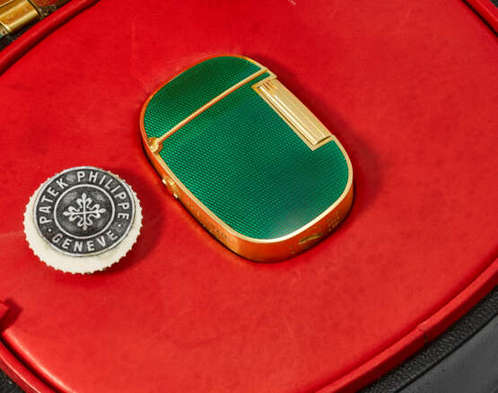 PATEK PHILIPPE. A RARE AND ATTRACTIVE 18K GOLD AND ENAMEL LIGHTER - photo 2