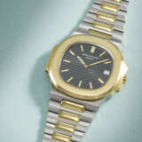 PATEK PHILIPPE. A VERY RARE 18K GOLD AND STAINLESS STEEL AUTOMATIC WRISTWATCH WITH DATE AND BRACELET - Foto 2