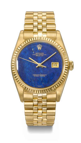 ROLEX. A RARE AND ATTRACTIVE 18K GOLD AUTOMATIC WRISTWATCH WITH SWEEP CENTRE SECONDS, DATE, LAPIS LAZULI DIAL AND BRACELET - Foto 1
