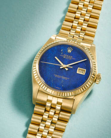 ROLEX. A RARE AND ATTRACTIVE 18K GOLD AUTOMATIC WRISTWATCH WITH SWEEP CENTRE SECONDS, DATE, LAPIS LAZULI DIAL AND BRACELET - Foto 2