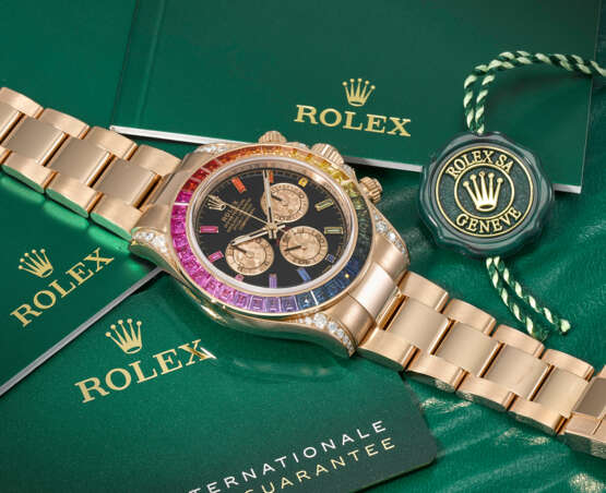 ROLEX. A RARE AND IMPRESSIVE 18K PINK GOLD, DIAMOND AND MULTI-COLOURED SAPPHIRE-SET AUTOMATIC CHRONOGRAPH WRISTWATCH WITH BRACELET - фото 3