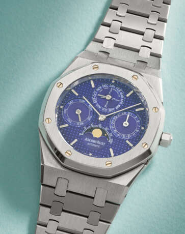 AUDEMARS PIGUET. A COVETED AND ATTRACTIVE STAINLESS STEEL AUTOMATIC PERPETUAL CALENDAR WRISTWATCH WITH MOON PHASES, LEAP YEAR INDICATION, `SAPPHIRE BLUE` DIAL AND BRACELET - фото 2