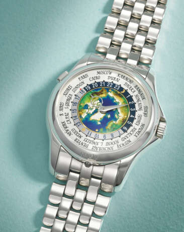 PATEK PHILIPPE. A VERY RARE AND HIGHLY ATTRACTIVE PLATINUM AUTOMATIC WORLD TIME WRISTWATCH WITH BRACELET AND `NORTH POLE` CLOISONN&#201; ENAMEL DIAL - photo 2