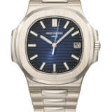 PATEK PHILIPPE. A RARE 18K WHITE GOLD AUTOMATIC WRISTWATCH WITH SWEEP CENTRE SECONDS, DATE AND BRACELET - photo 1