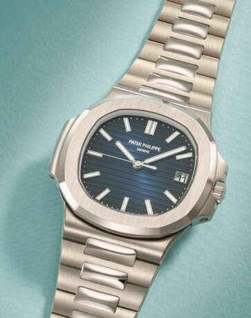 PATEK PHILIPPE. A RARE 18K WHITE GOLD AUTOMATIC WRISTWATCH WITH SWEEP CENTRE SECONDS, DATE AND BRACELET - Foto 2
