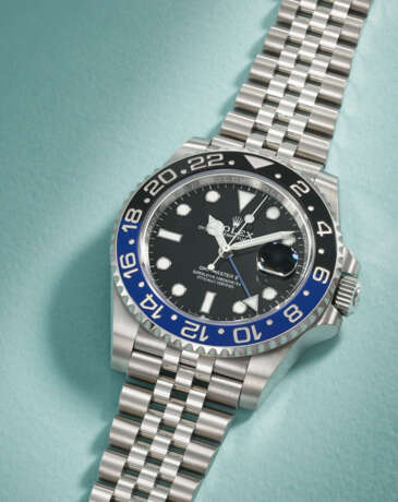 ROLEX. A STAINLESS STEEL AUTOMATIC DUAL TIME WRISTWATCH WITH SWEEP CENTRE SECONDS, DATE AND BRACELET - photo 2