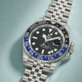 ROLEX. A STAINLESS STEEL AUTOMATIC DUAL TIME WRISTWATCH WITH SWEEP CENTRE SECONDS, DATE AND BRACELET - Foto 2