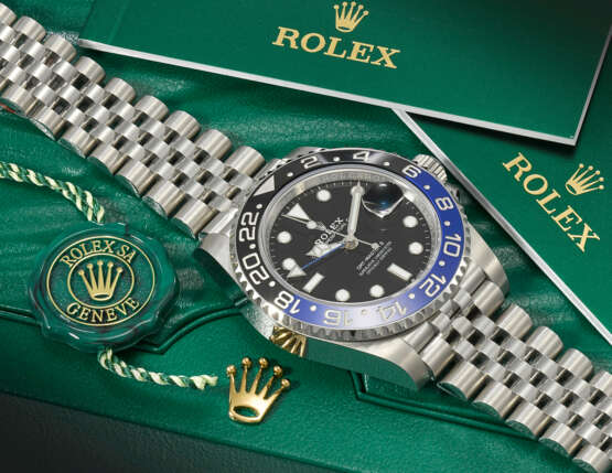 ROLEX. A STAINLESS STEEL AUTOMATIC DUAL TIME WRISTWATCH WITH SWEEP CENTRE SECONDS, DATE AND BRACELET - Foto 3