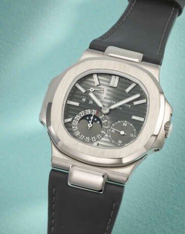 PATEK PHILIPPE. AN ATTRACTIVE 18K WHITE GOLD AUTOMATIC WRISTWATCH WITH DATE, POWER RESERVE AND MOON PHASES - Foto 2