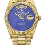 ROLEX. A RARE AND ATTRACTIVE 18K GOLD AUTOMATIC WRISTWATCH WITH SWEEP CENTRE SECONDS, DAY, DATE, LAPIS LAZULI DIAL AND BRACELET - фото 1