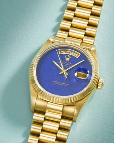 ROLEX. A RARE AND ATTRACTIVE 18K GOLD AUTOMATIC WRISTWATCH WITH SWEEP CENTRE SECONDS, DAY, DATE, LAPIS LAZULI DIAL AND BRACELET - photo 2