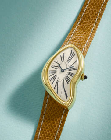 CARTIER. A VERY RARE AND UNUSUAL 18K GOLD LIMITED EDITION ASYMMETRICAL WRISTWATCH WITH ‘CRASH’ DEPLOYANT CLASP - фото 2