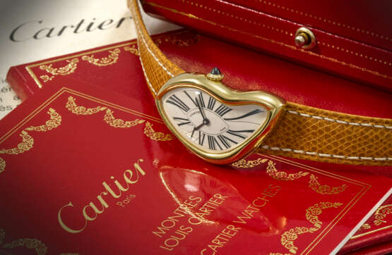 CARTIER. A VERY RARE AND UNUSUAL 18K GOLD LIMITED EDITION ASYMMETRICAL WRISTWATCH WITH ‘CRASH’ DEPLOYANT CLASP - фото 3