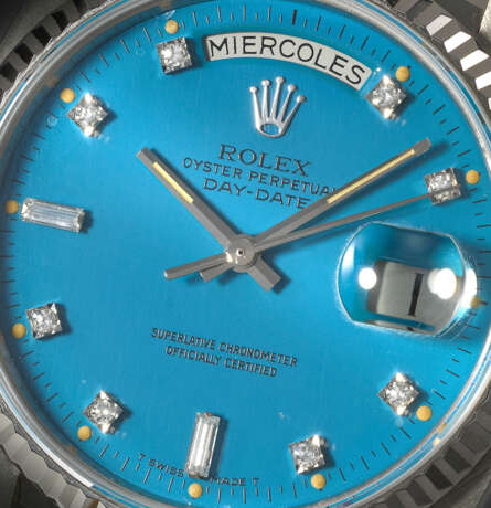 ROLEX. AN EXTREMELY RARE AND HIGHLY ATTRACTIVE 18K WHITE GOLD AND DIAMOND-SET AUTOMATIC WRISTWATCH WITH SWEEP CENTRE SECONDS, DAY, DATE AND BLUE LACQUERED `STELLA` DIAL - photo 4