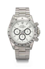 ROLEX. A VERY RARE AND ATTRACTIVE STAINLESS STEEL AUTOMATIC CHRONOGRAPH WRISTWATCH WITH &#39;FOUR LINES&#39; DIAL AND BRACELET