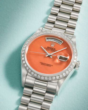 ROLEX. AN EXTREMELY RARE AND HIGHLY ATTRACTIVE PLATINUM AND DIAMOND-SET AUTOMATIC WRISTWATCH WITH SWEEP CENTRE SECONDS, DAY, DATE, CORAL DIAL AND BRACELET - Foto 2