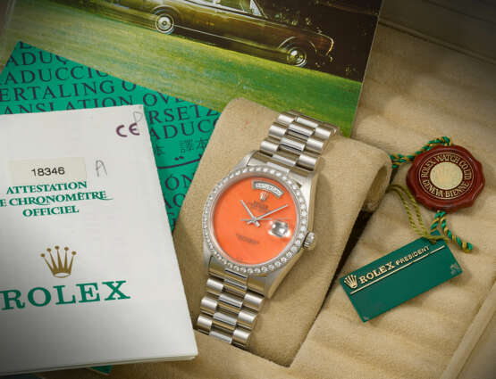 ROLEX. AN EXTREMELY RARE AND HIGHLY ATTRACTIVE PLATINUM AND DIAMOND-SET AUTOMATIC WRISTWATCH WITH SWEEP CENTRE SECONDS, DAY, DATE, CORAL DIAL AND BRACELET - Foto 3