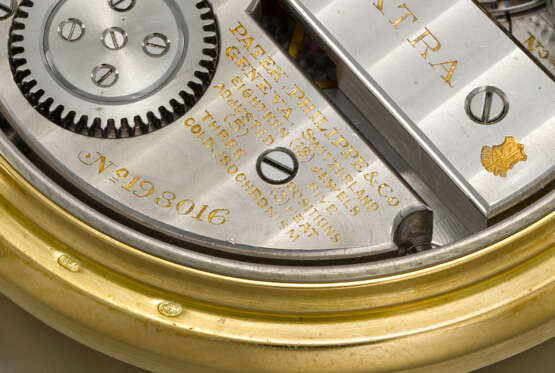 PATEK PHILIPPE. A SENSATIONALLY ATTRACTIVE, IMPORTANT AND LARGE 18K GOLD OPENFACE HIGH-PRECISION KEYLESS LEVER WATCH WITH ONE-MINUTE TOURBILLON REGULATOR, `EXTRA` QUALITY MOVEMENT WITH GUILLAUME BALANCE - Foto 5
