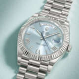 ROLEX. A RARE AND HEAVY PLATINUM AND AUTOMATIC WRISTWATCH WITH SWEEP CENTRE SECONDS, DAY, DATE AND BRACELET - Foto 2