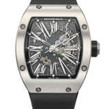 RICHARD MILLE. A RARE AND COVETED TITANIUM AUTOMATIC SEMI-SKELETONIZED WRISTWATCH WITH SWEEP CENTRE SECONDS AND DATE - Foto 1