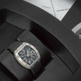 RICHARD MILLE. A RARE AND COVETED TITANIUM AUTOMATIC SEMI-SKELETONIZED WRISTWATCH WITH SWEEP CENTRE SECONDS AND DATE - Foto 3