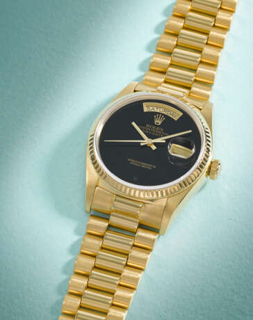 ROLEX. A RARE AND ATTRACTIVE 18K GOLD AUTOMATIC WRISTWATCH WITH SWEEP CENTRE SECONDS, DAY, DATE, ONYX DIAL AND BRACELET - Foto 2