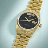 ROLEX. A RARE AND ATTRACTIVE 18K GOLD AUTOMATIC WRISTWATCH WITH SWEEP CENTRE SECONDS, DAY, DATE, ONYX DIAL AND BRACELET - Foto 2