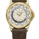 PATEK PHILIPPE. AN ELEGANT 18K GOLD AUTOMATIC WORLD TIME WRISTWATCH - фото 1