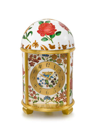 PATEK PHILIPPE. A UNIQUE AND HIGHLY ATTRACTIVE PORCELAIN AND GILT BRASS DOME TABLE CLOCK WITH CLOISONN&#201; ENAMEL DEPICTING FLOWERS AND FOLIAGES - Foto 1