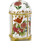 PATEK PHILIPPE. A UNIQUE AND HIGHLY ATTRACTIVE PORCELAIN AND GILT BRASS DOME TABLE CLOCK WITH CLOISONN&#201; ENAMEL DEPICTING FLOWERS AND FOLIAGES - Foto 2