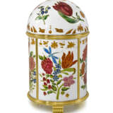 PATEK PHILIPPE. A UNIQUE AND HIGHLY ATTRACTIVE PORCELAIN AND GILT BRASS DOME TABLE CLOCK WITH CLOISONN&#201; ENAMEL DEPICTING FLOWERS AND FOLIAGES - photo 3