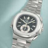 PATEK PHILIPPE. AN ATTRACTIVE STAINLESS STEEL AUTOMATIC FLYBACK CHRONOGRAPH WRISTWATCH WITH DATE AND BRACELET - photo 2