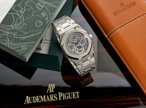 AUDEMARS PIGUET. A RARE AND HIGHLY ATTRACTIVE PLATINUM SKELETONIZED PERPETUAL CALENDAR AUTOMATIC WRISTWATCH WITH MOON PHASES, LEAP YEAR INDICATION AND BRACELET - фото 3