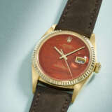 ROLEX. A VERY RARE AND HIGHLY ATTRACTIVE 18K GOLD AUTOMATIC WRISTWATCH WITH SWEEP CENTRE SECONDS, DATE AND RED JASPER DIAL - Foto 2