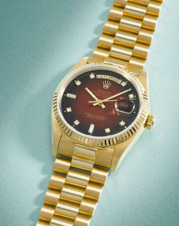 ROLEX. A RARE AND ATTRACTIVE 18K GOLD AND DIAMOND-SET AUTOMATIC WRISTWATCH WITH SWEEP CENTRE SECONDS, DAY, DATE, RED VIGNETTE DIAL AND BRACELET - photo 2