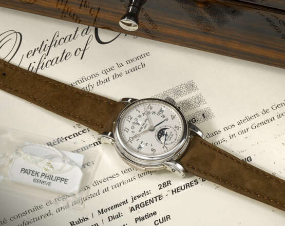 PATEK PHILIPPE. A RARE AND HIGHLY IMPORTANT PLATINUM MINUTE REPEATING PERPETUAL CALENDAR WRISTWATCH WITH TOURBILLON, RETROGRADE DATE, MOON PHASES, LEAP YEAR INDICATION AND BREGUET NUMERALS - Foto 3