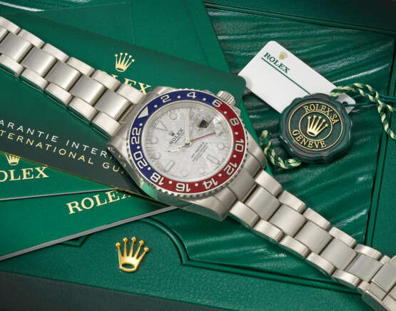 ROLEX. A RARE AND HIGHLY ATTRACTIVE 18K WHITE GOLD AUTOMATIC DUAL TIME WRISTWATCH WITH SWEEP CENTRE SECONDS, DATE, METEORITE DIAL AND BRACELET - Foto 3