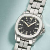 PATEK PHILIPPE. A LADY`S STAINLESS STEEL WRISTWATCH WITH DATE AND BRACELET - photo 2
