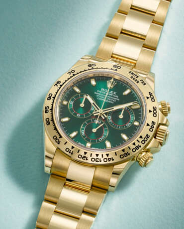ROLEX. AN ATTRACTIVE AND COVETED 18K GOLD AUTOMATIC CHRONOGRAPH WRISTWATCH WITH BRACELET - photo 2