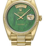 ROLEX. A RARE AND ATTRACTIVE 18K GOLD AUTOMATIC WRISTWATCH WITH SWEEP CENTRE SECONDS, DAY, DATE, GREEN BLOODSTONE DIAL AND BRACELET - photo 1