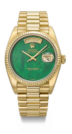 ROLEX. A RARE AND ATTRACTIVE 18K GOLD AUTOMATIC WRISTWATCH WITH SWEEP CENTRE SECONDS, DAY, DATE, GREEN BLOODSTONE DIAL AND BRACELET - Foto 1