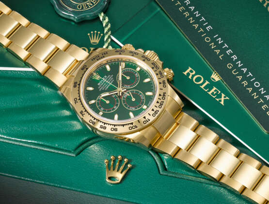 ROLEX. AN ATTRACTIVE AND COVETED 18K GOLD AUTOMATIC CHRONOGRAPH WRISTWATCH WITH BRACELET - фото 3