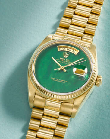 ROLEX. A RARE AND ATTRACTIVE 18K GOLD AUTOMATIC WRISTWATCH WITH SWEEP CENTRE SECONDS, DAY, DATE, GREEN BLOODSTONE DIAL AND BRACELET - Foto 2