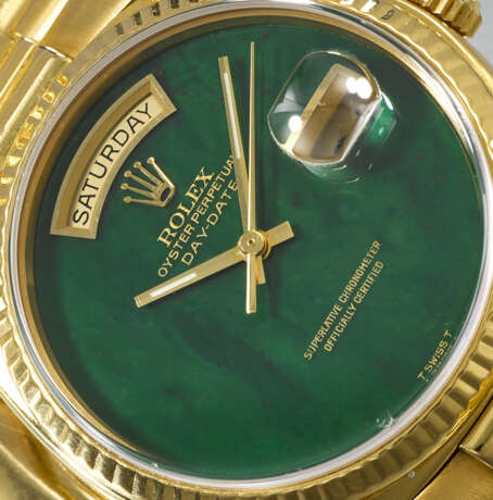 ROLEX. A RARE AND ATTRACTIVE 18K GOLD AUTOMATIC WRISTWATCH WITH SWEEP CENTRE SECONDS, DAY, DATE, GREEN BLOODSTONE DIAL AND BRACELET - Foto 3