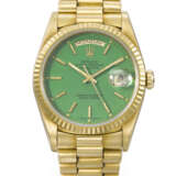 ROLEX. A RARE AND ATTRACTIVE 18K GOLD AUTOMATIC WRISTWATCH WITH SWEEP CENTRE SECONDS, DAY, DATE, GREEN LACQUERED `STELLA` DIAL AND BRACELET - photo 1