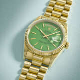 ROLEX. A RARE AND ATTRACTIVE 18K GOLD AUTOMATIC WRISTWATCH WITH SWEEP CENTRE SECONDS, DAY, DATE, GREEN LACQUERED `STELLA` DIAL AND BRACELET - Foto 2